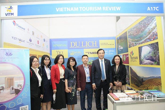 Tổng cục trưởng Tổng cục Du lịch Nguyễn Trùng Khánh và các đại biểu tham quan gian hàng của Tạp chí Du lịch
